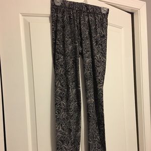 Gray leggings with pattern